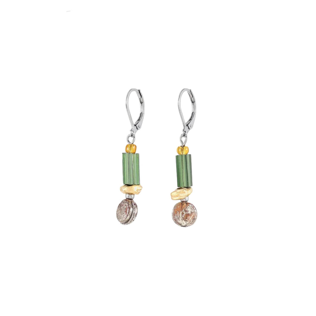 Boucles d'oreilles suspendues avec rectangle vert en étain et plaqué or par Anne-Marie Chagnon