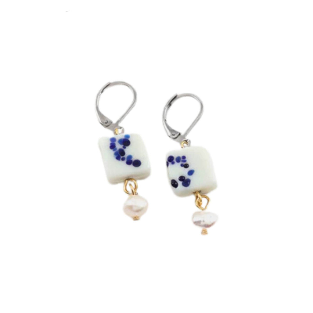 Boucles d'oreilles carrées blanches et bleues avec perle suspendue par Anne-Marie Chagnon