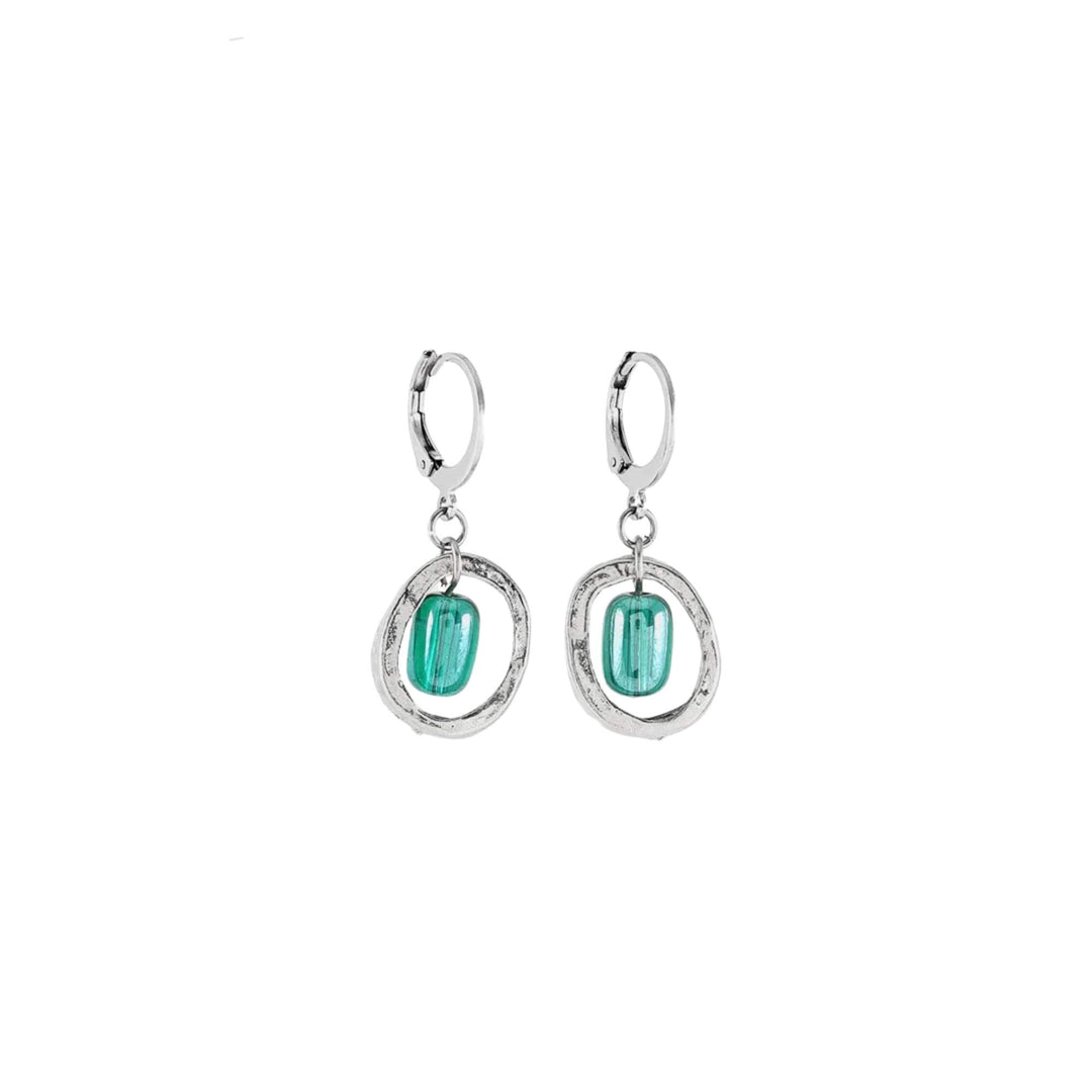 Boucles d'oreilles rondes argentées avec bille de verre turquoise au milieu par Anne-Marie Chagnon