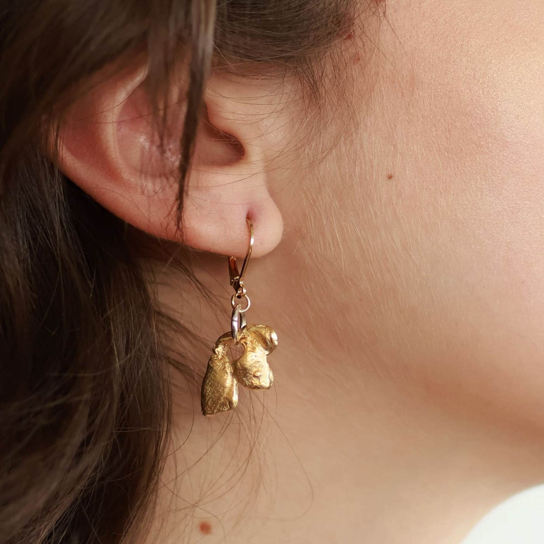 Femme portant une Boucle d'oreilles en étain plaqué or par Anne-marie Chagnon