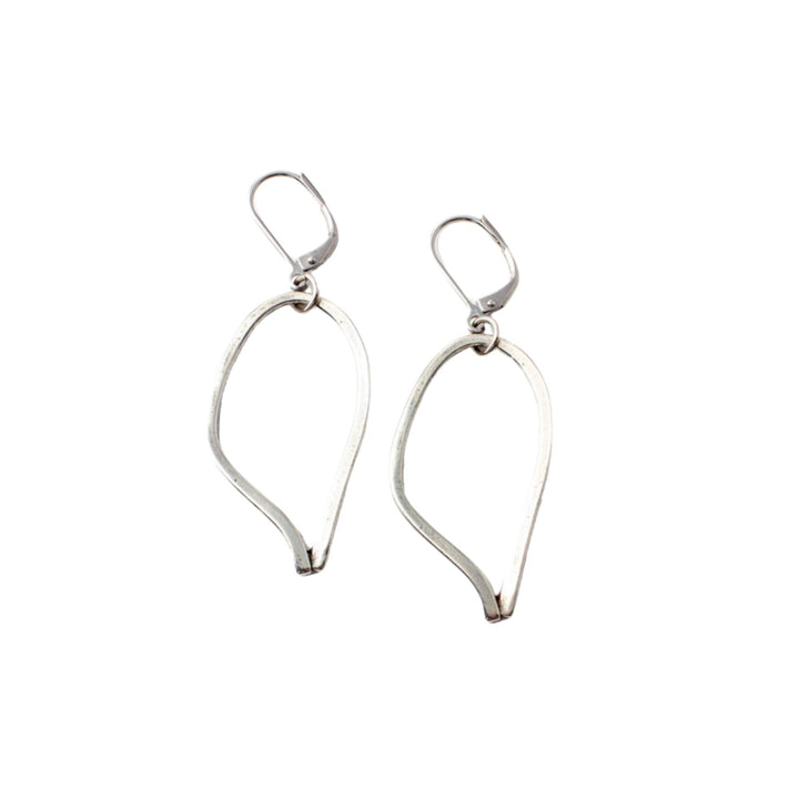 Boucles d'oreilles ovales suspendues argentées par Anne-Marie Chagnon