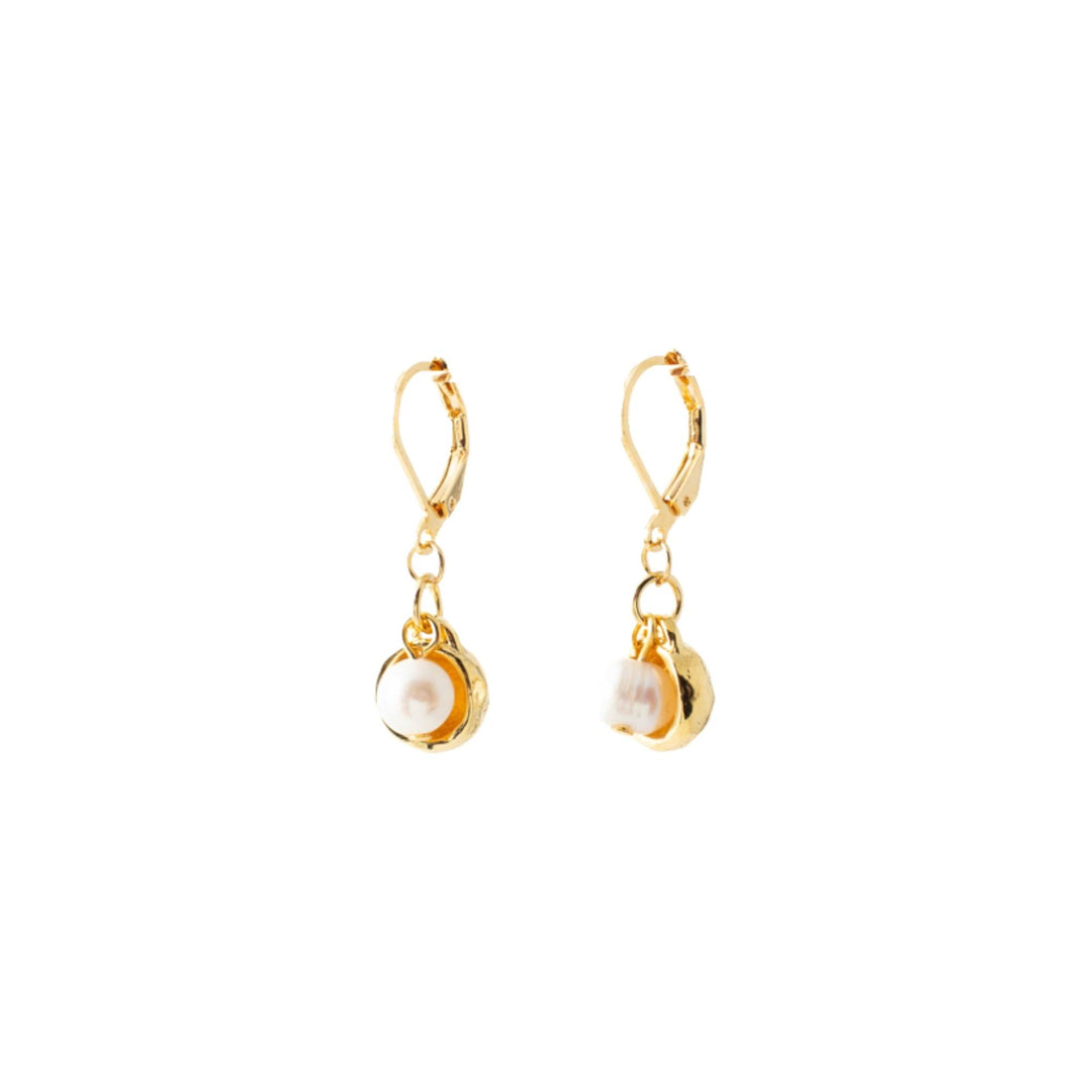 Boucles d'oreilles pendentes Eliott dorées avec perles par Anne-Marie Chagnon