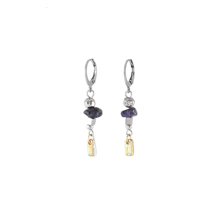 Boucles d'oreilles pendantes argentées et dorées avec pierre mauve par Anne-Marie Chagnon