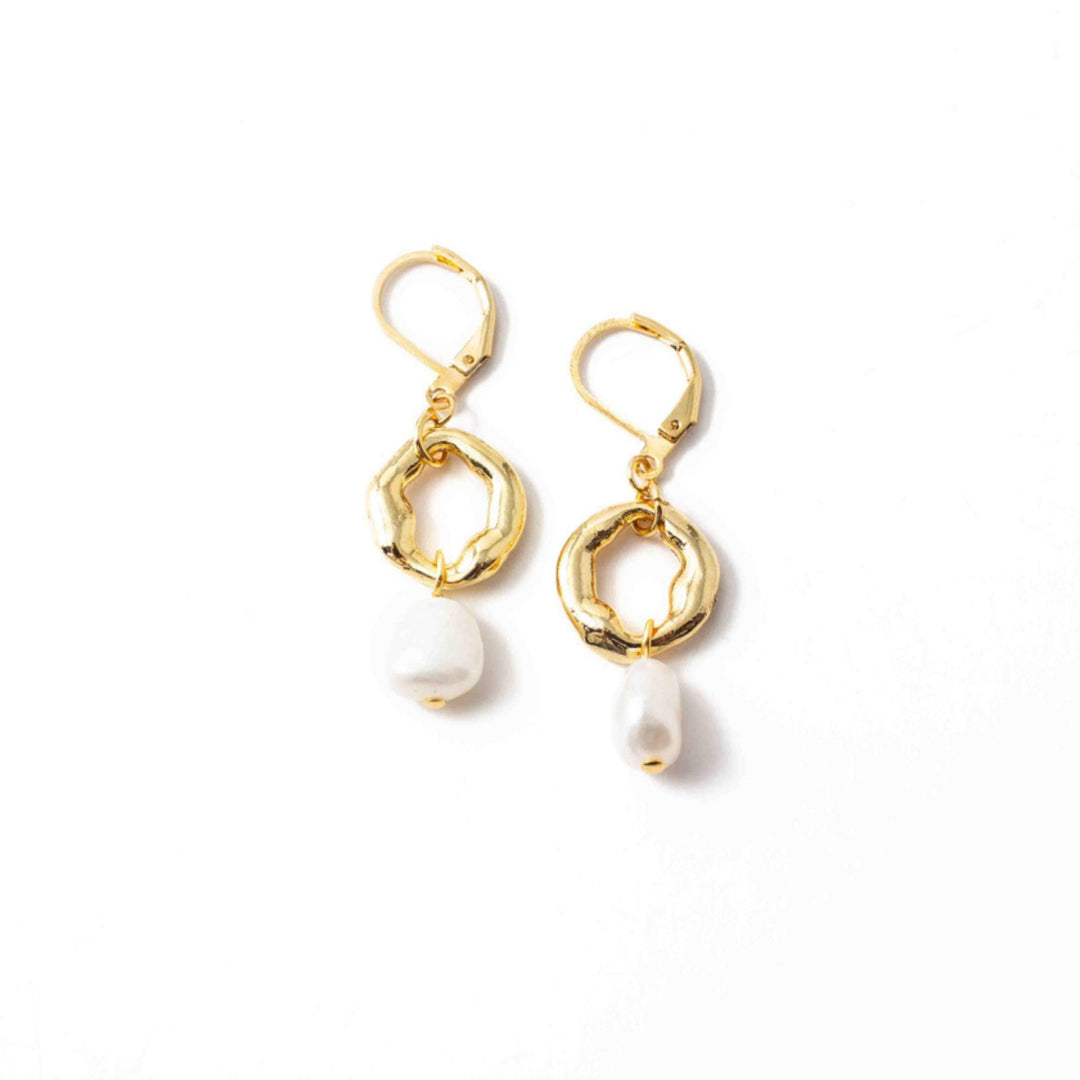 Boucles d'oreilles Éloi or avec perle par Anne-Marie Chagnon
