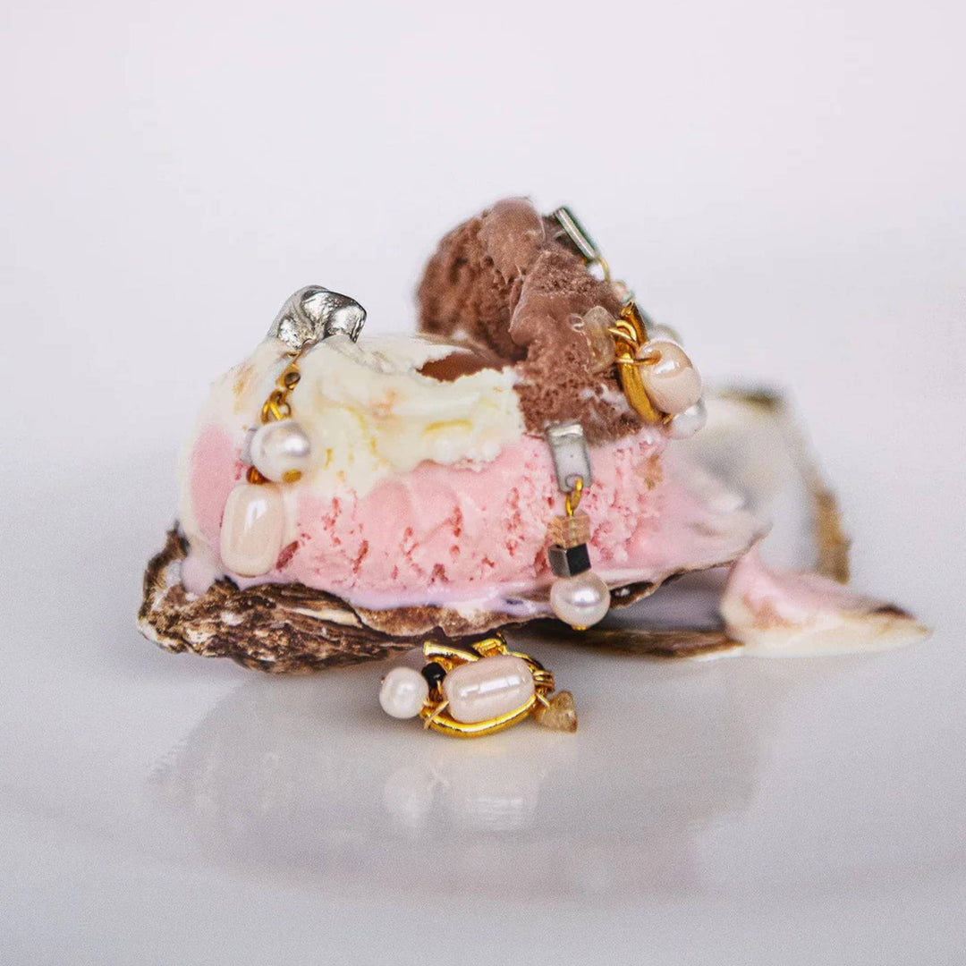 Boucles d'oreilles clous en étain plaqué or avec pierres roses par Anne-marie Chagnon sur de la crème glacée