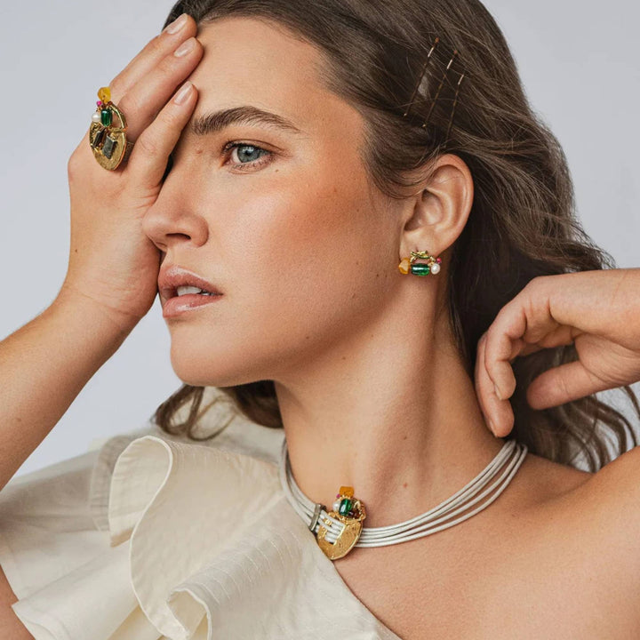Femme portant des bijoux Anne-Marie Chagnon couleur tutti frutti de la collection printemps-été 2026