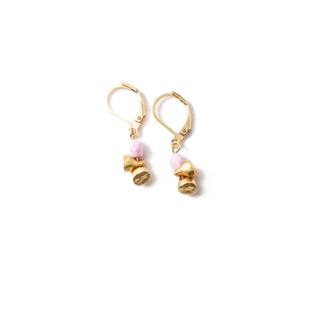 Boucles d'oreilles Erby couleur pétale dorées avec pierre rose par Anne-Marie Chagnon