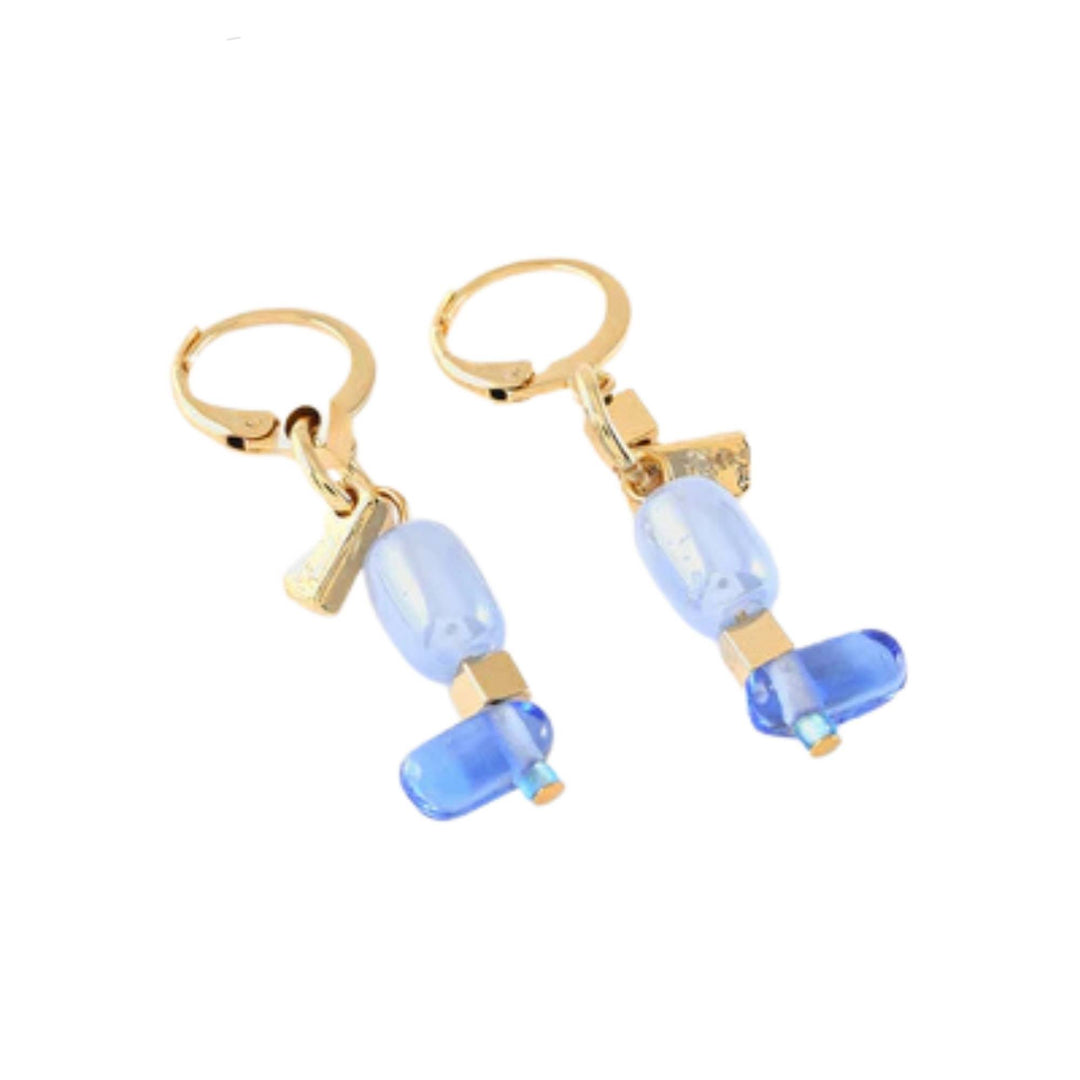 Boucles d'oreilles suspendues plaquées or avec billes bleues par Anne-Marie Chagnon vues de près