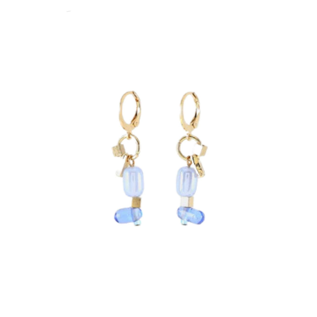 Boucles d'oreilles suspendues plaquées or avec billes bleues par Anne-Marie Chagnon
