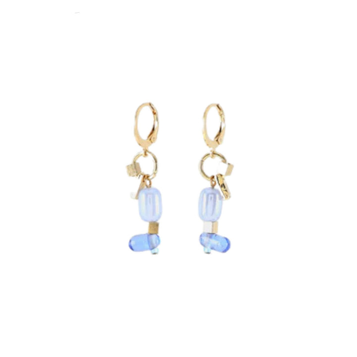 Boucles d'oreilles suspendues plaquées or avec billes bleues par Anne-Marie Chagnon