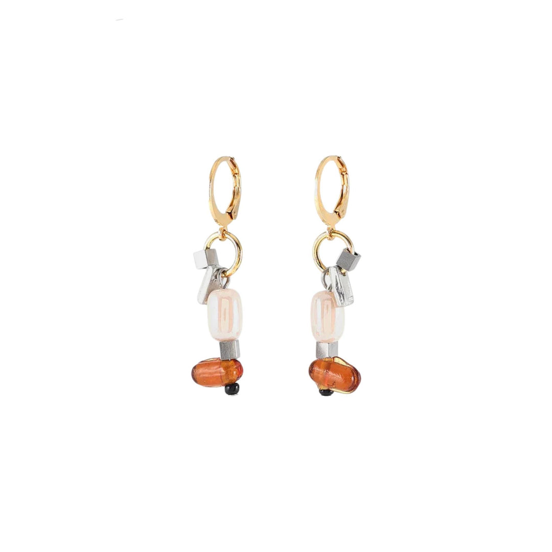 Boucles d'oreilles suspendues plaquées or avec billes roses par Anne-Marie Chagnon