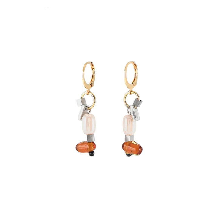 Boucles d'oreilles suspendues plaquées or avec billes roses par Anne-Marie Chagnon