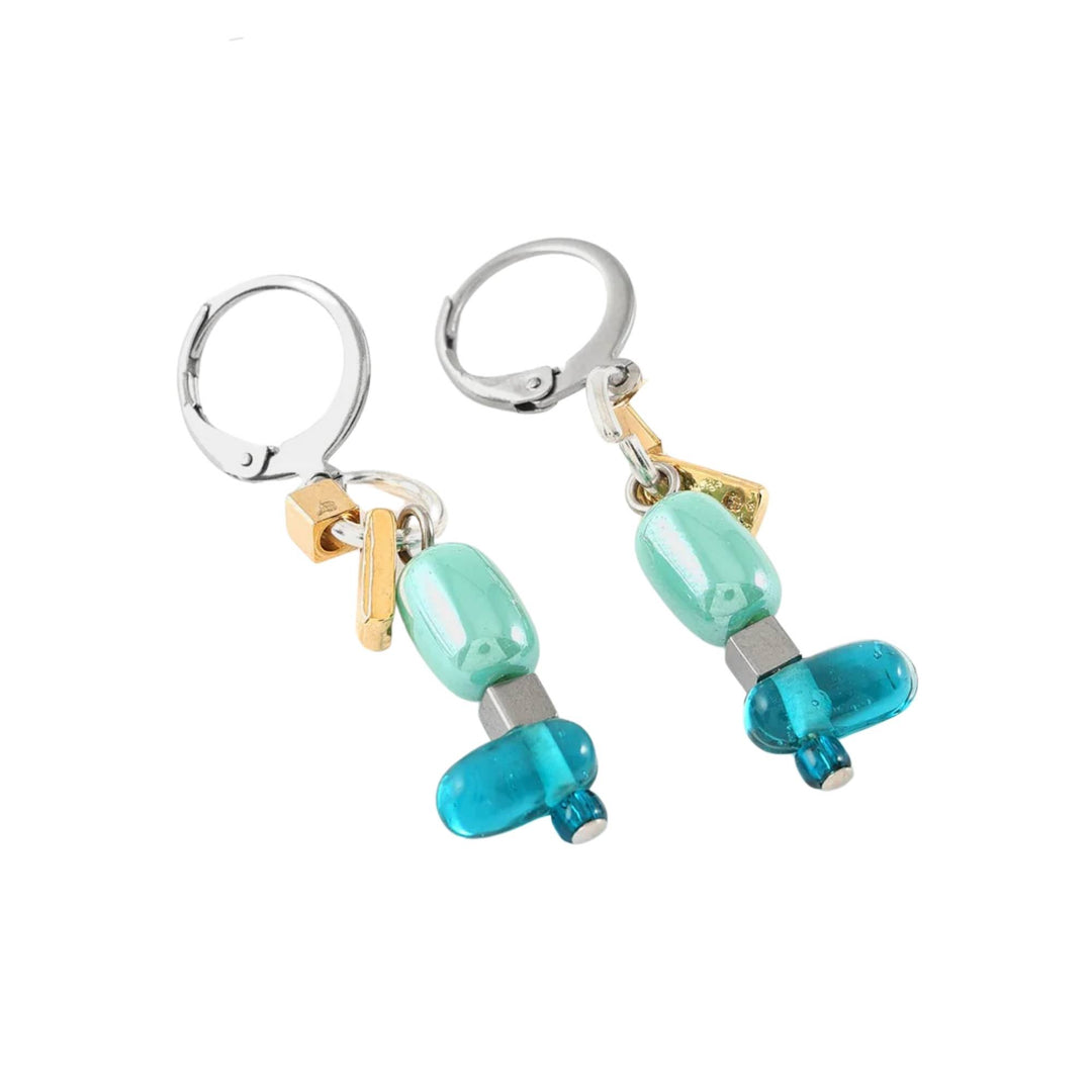 Boucles d'oreilles suspendues plaquées or avec billes turquoises par Anne-Marie Chagnon vues de près