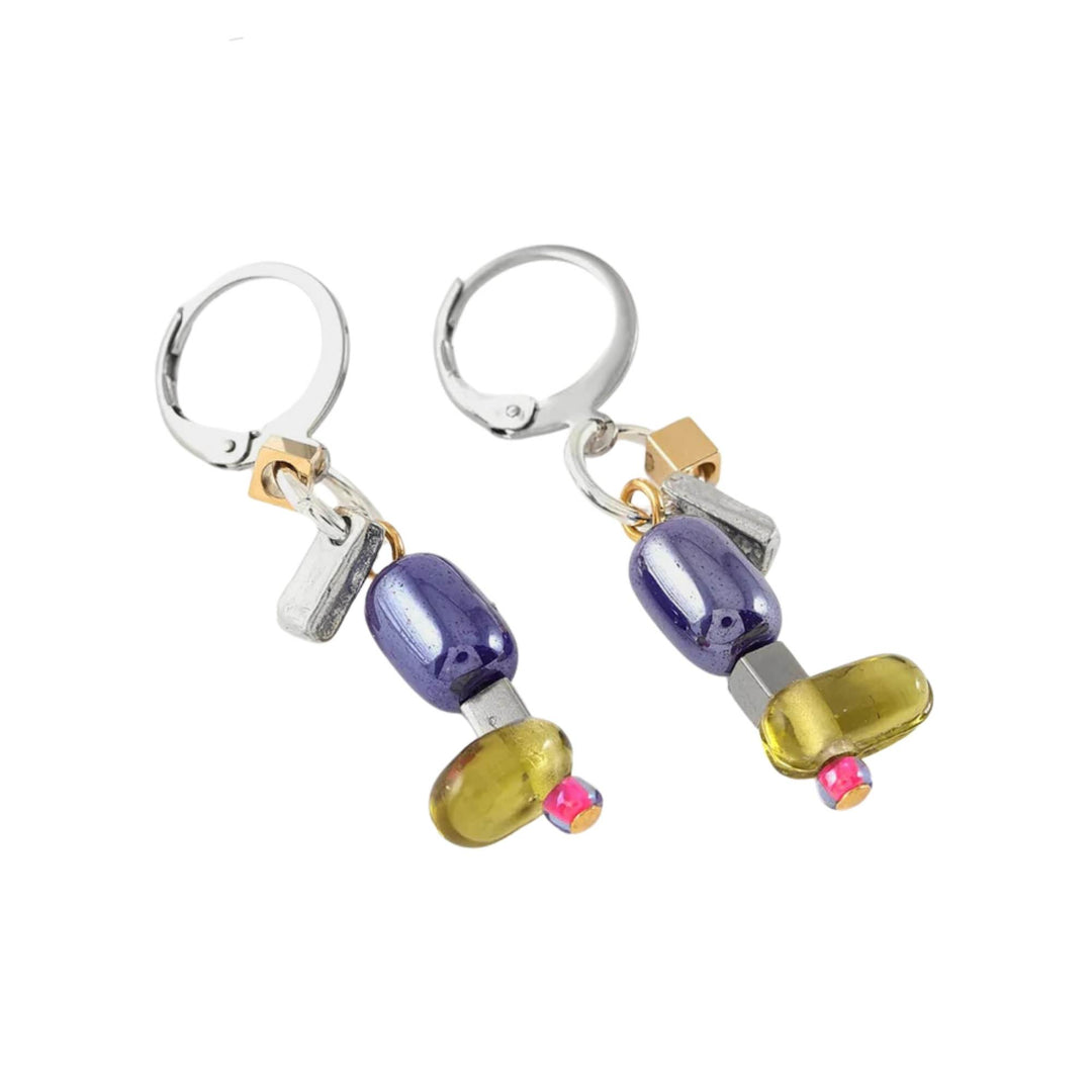 Boucles d'oreilles suspendues en étain plaquées or avec billes mauves par Anne-Marie Chagnon vues de près