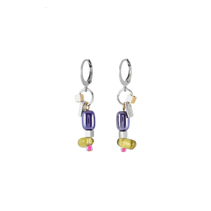 Boucles d'oreilles suspendues en étain plaquées or avec billes mauves par Anne-Marie Chagnon