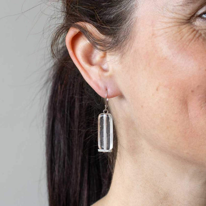 Femme portant des Boucles d'oreilles rectangulaires transparentes par Anne-Marie Cagnon