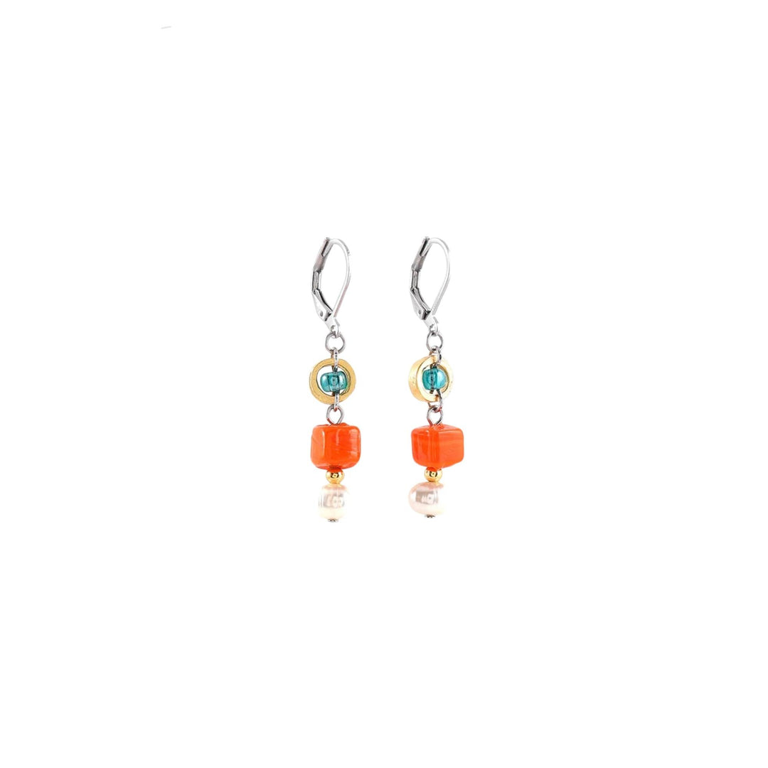 Boucles d'oreilles avec pierres oranges et turquoises suspendues par Anne-marie Chagnon
