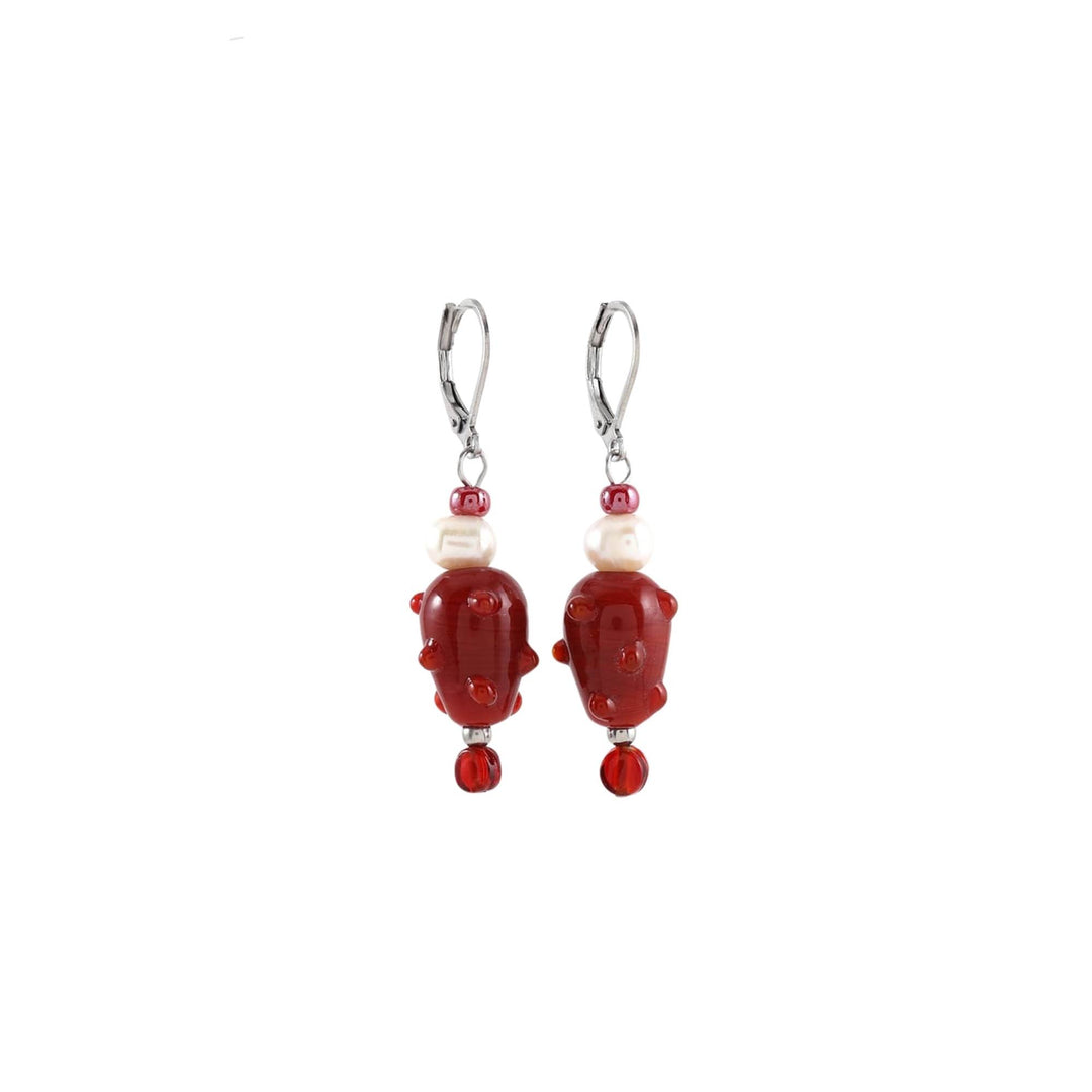 Boucles d'oreilles Fayla couleur rouge avec perles suspendues par Anne-Marie Chagnon