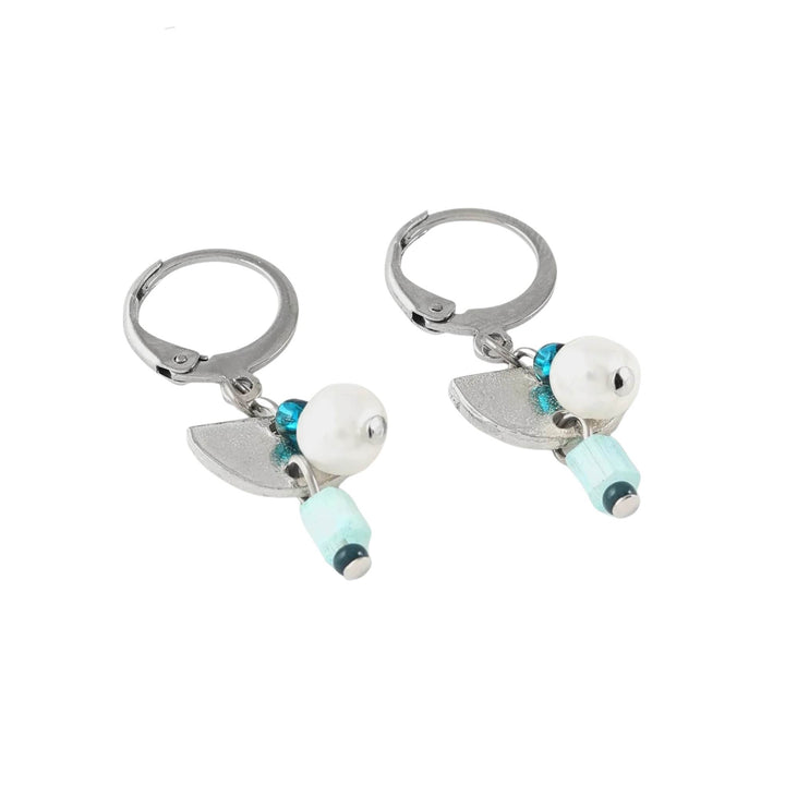 Boucles d'oreilles argentée avec pièce en étain naturel et perle par Anne-Marie Chagnon vues de près