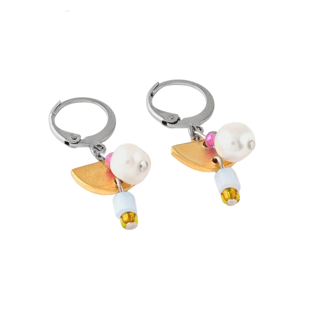 Boucles d'oreilles dorées avec pièce en étain plaqué or et perle par Anne-Marie Chagnon vues de près