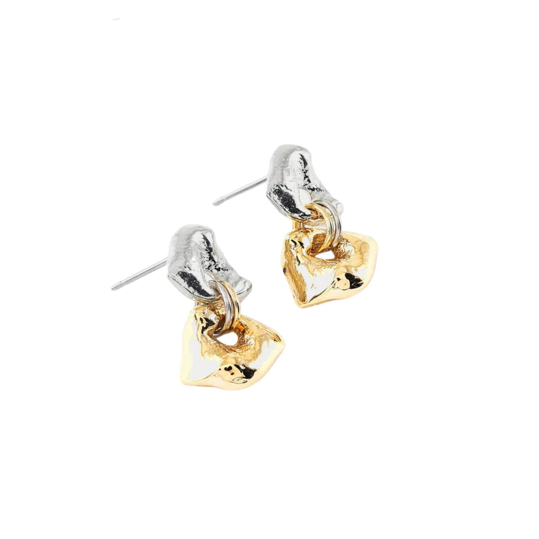 Boucles d'oreilles clou avec pièeces en étain et plaqué or par ANne-Marie Chagnon vues de côté