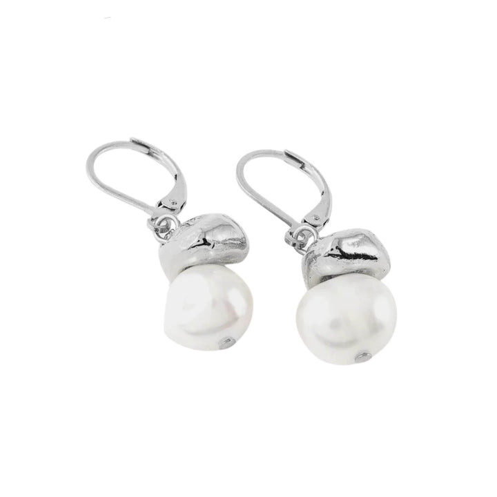 Boucles d'oreilles charnièere en étain avec perle suspendue par Anne-Marie Chagnon vues de près