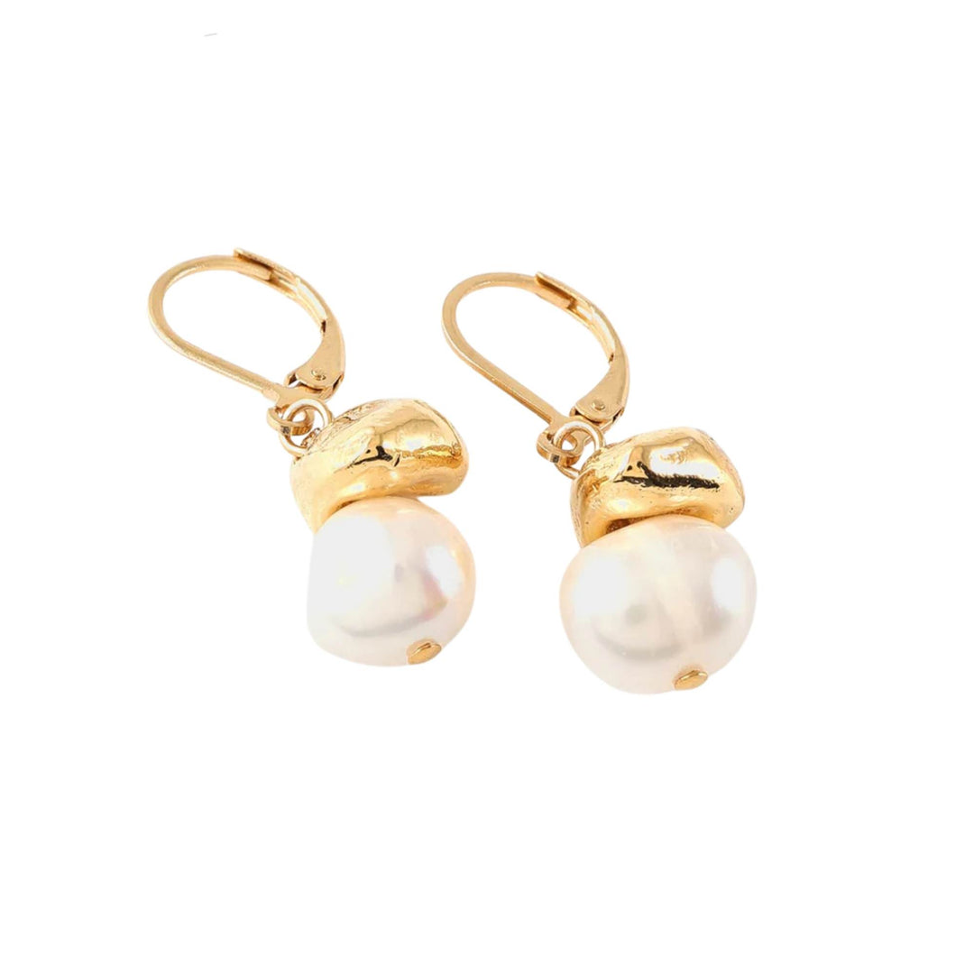 Boucles d'oreilles charnière en étain plaqué or avec perle suspendue par Anne-Marie Chagnon vues de près