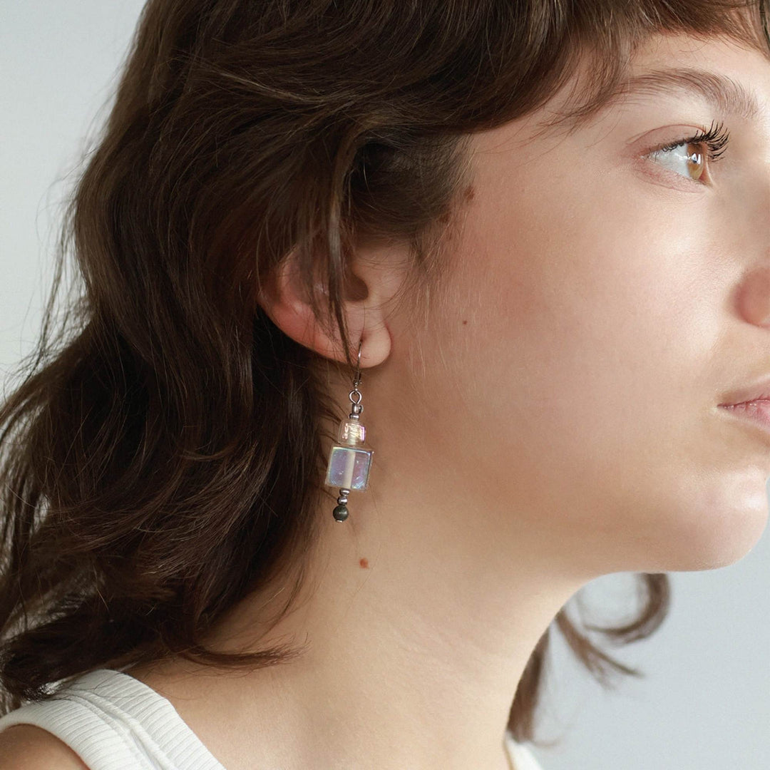 Femme portant une Boucle d'oreilles avec pierres transparentes suspendues par Anne-Marie Chagnon
