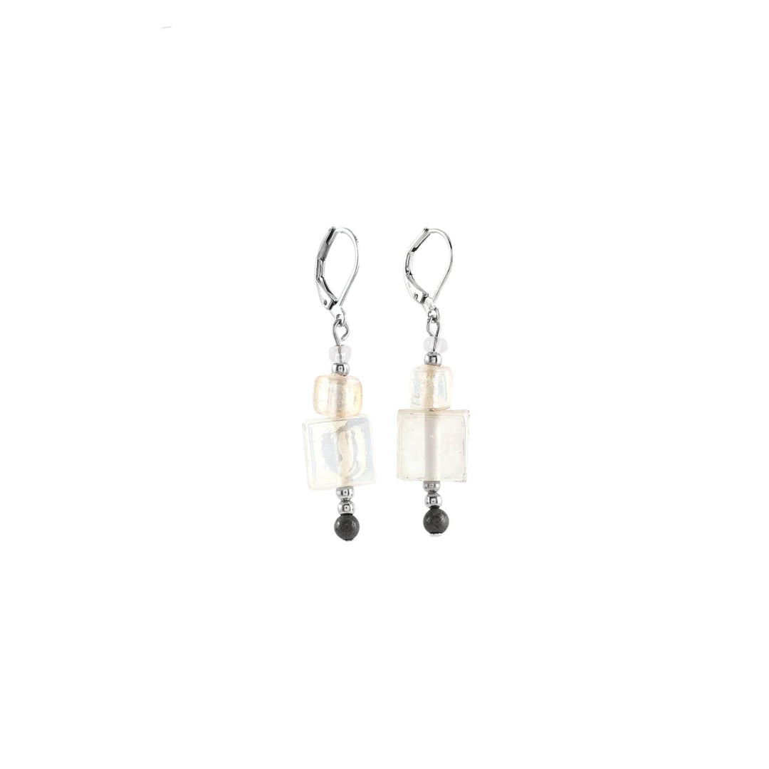 Boucles d'oreilles avec pierres transparentes suspendues par Anne-Marie Chagnon