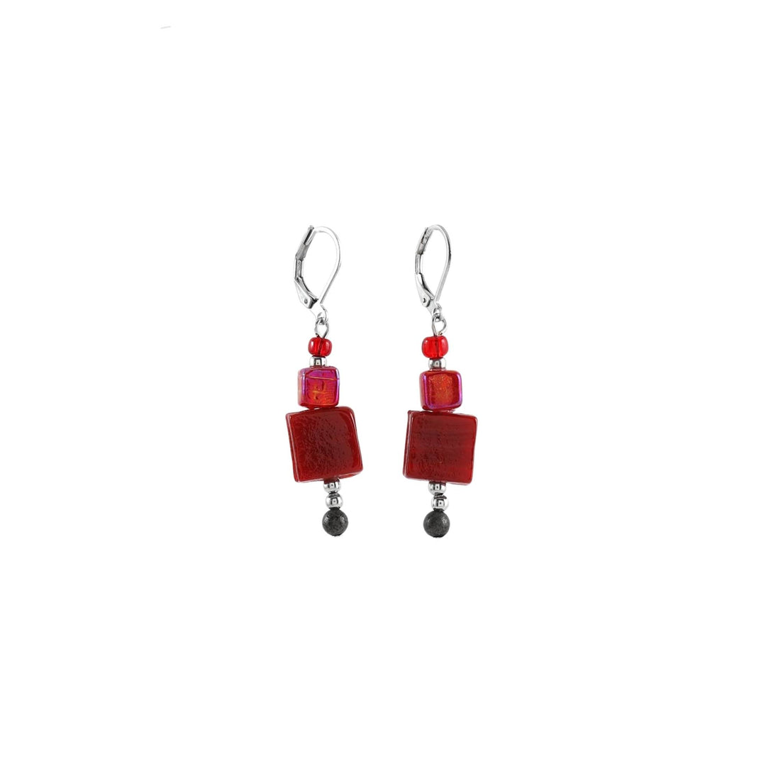 Boucles d'oreilles avec pierres rouges suspendues par Anne-Marie Chagnon