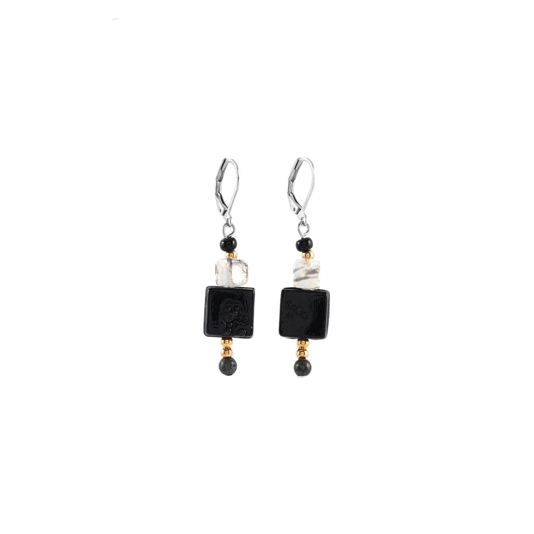Boucles d'oreilles avec pierres noires et transparentes suspendues par Anne-Marie Chagnon