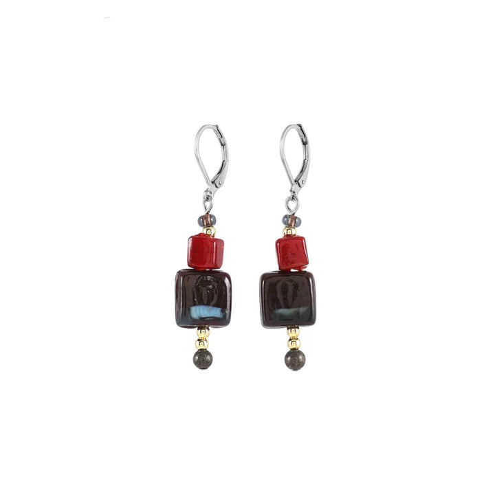 Boucles d'oreilles en verre bleu foncé et rouge suspendues par Anne-Marie Chagnon