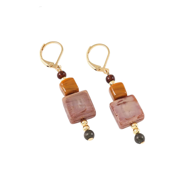 Boucles d'oreilles suspendues avec billes de verre roses et oranges par Anne-Marie Chagnon vues de dessus