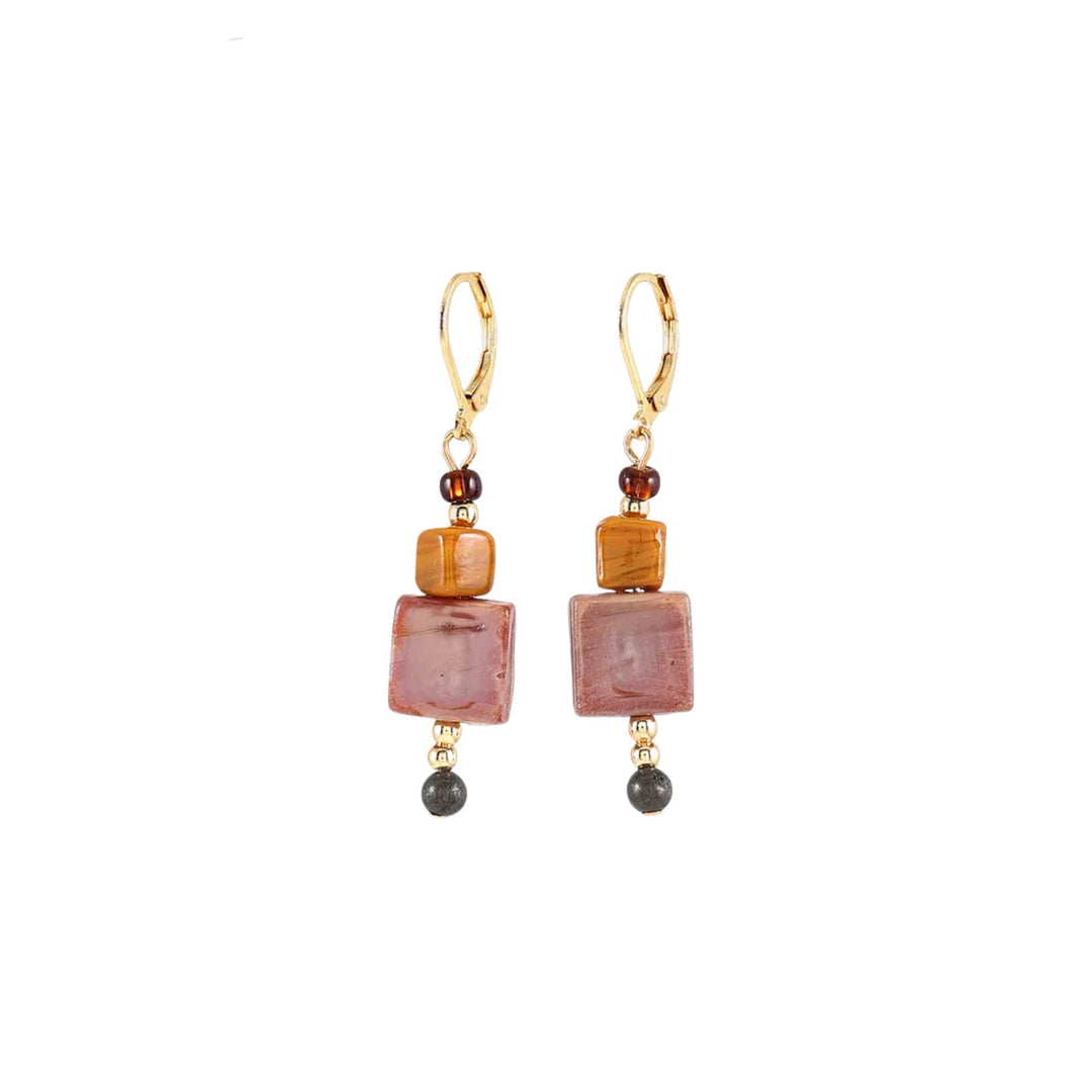 Boucles d'oreilles suspendues dorées avec billes de verre roses et oranges par Anne-Marie Chagnon