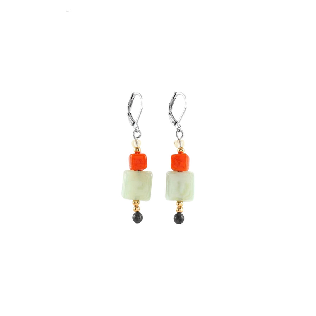 Boucles d'oreilles avec pierres oranges et vertes suspendues par Anne-Marie Chagnon