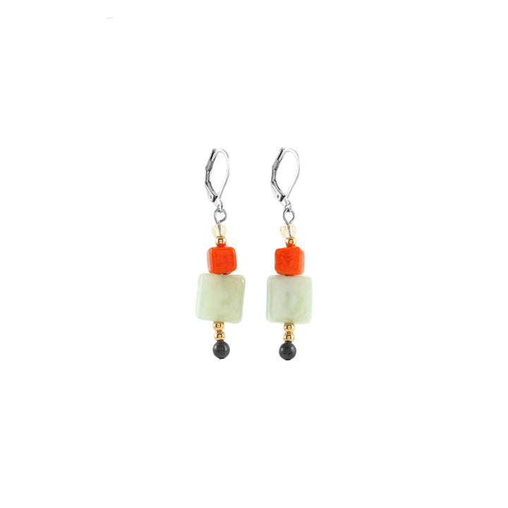 Boucles d'oreilles avec pierres oranges et vertes suspendues par Anne-Marie Chagnon