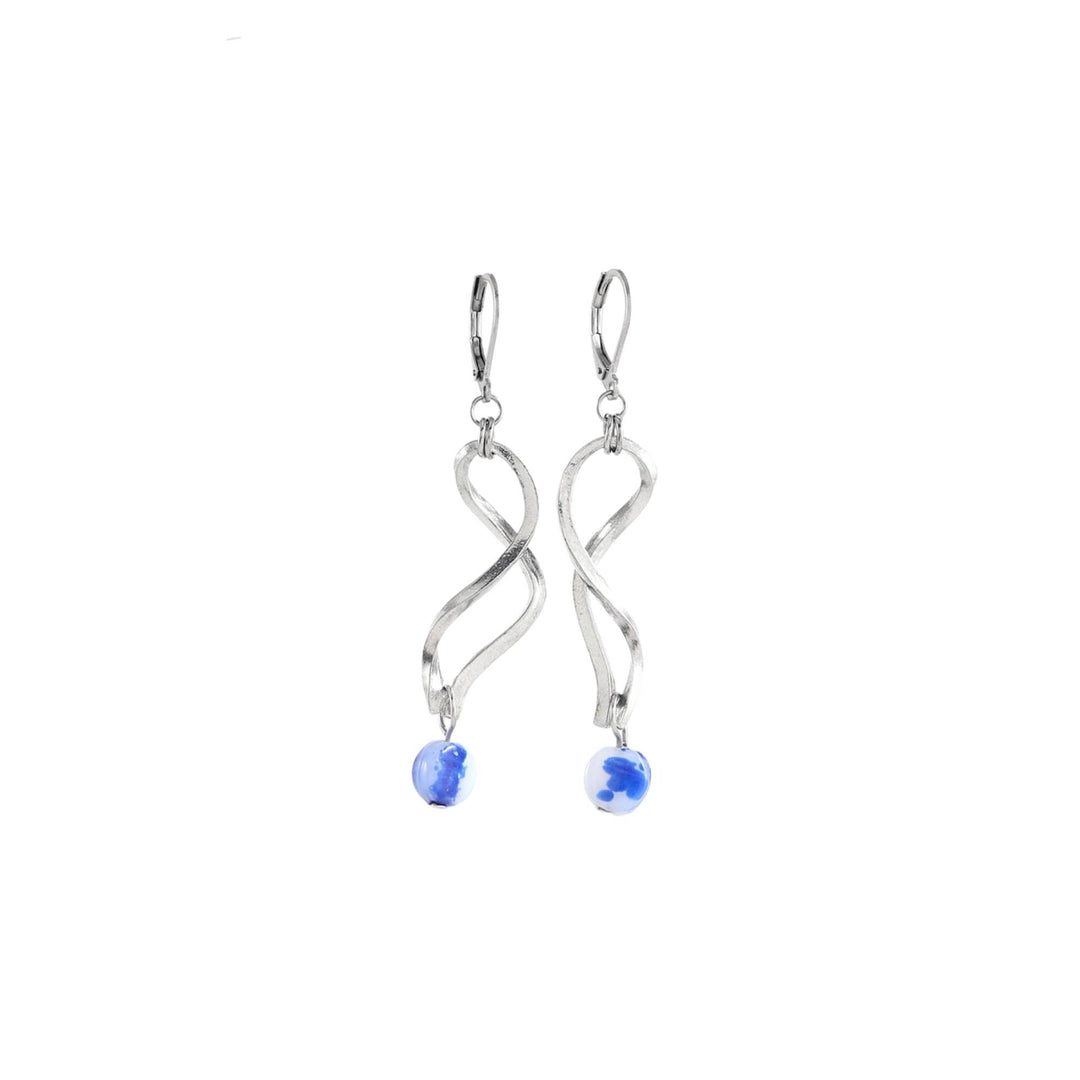 Boucles d'oreilles argentées avec une spirale et une pierre bleue suspendue par Anne-marie Chagnon