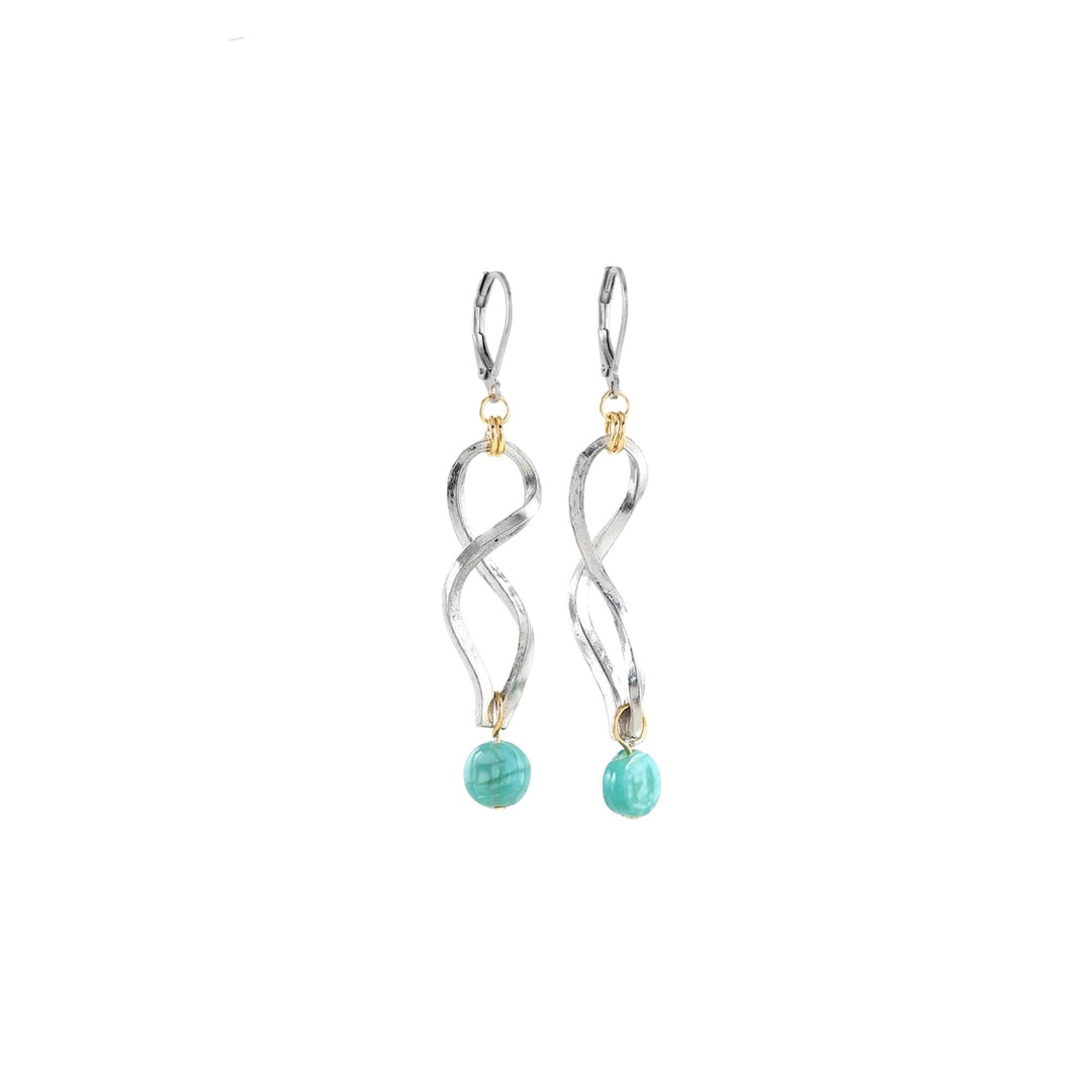 Boucles d'oreilles en spirale argentée avec pierre turquoise suspendue par ANne-Marie Chagnon