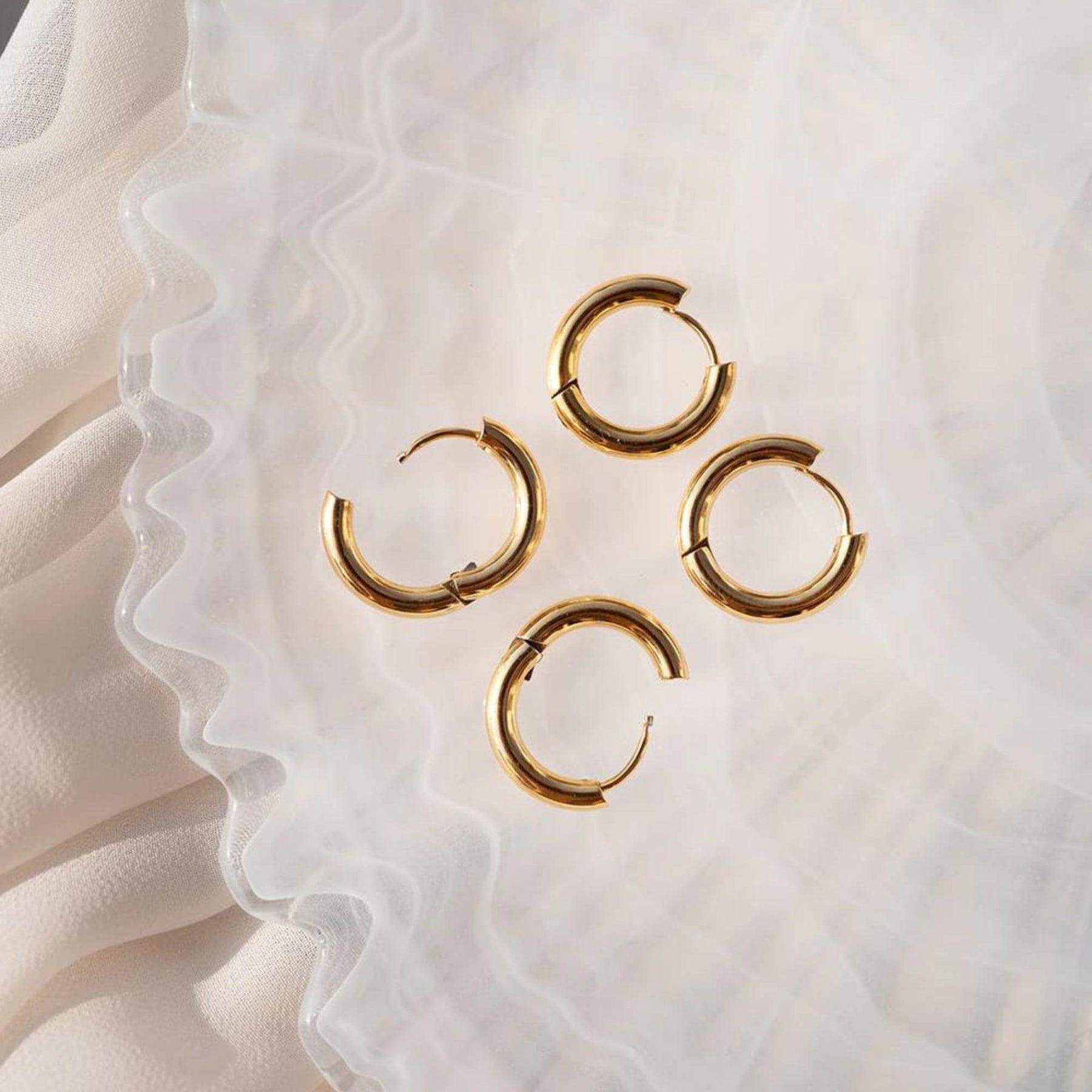 JeweBella Boucles D'Oreilles Créoles Or Femme - Hypoallergéniques Plaqué Or 18K, Chunky Huggie Zirconium