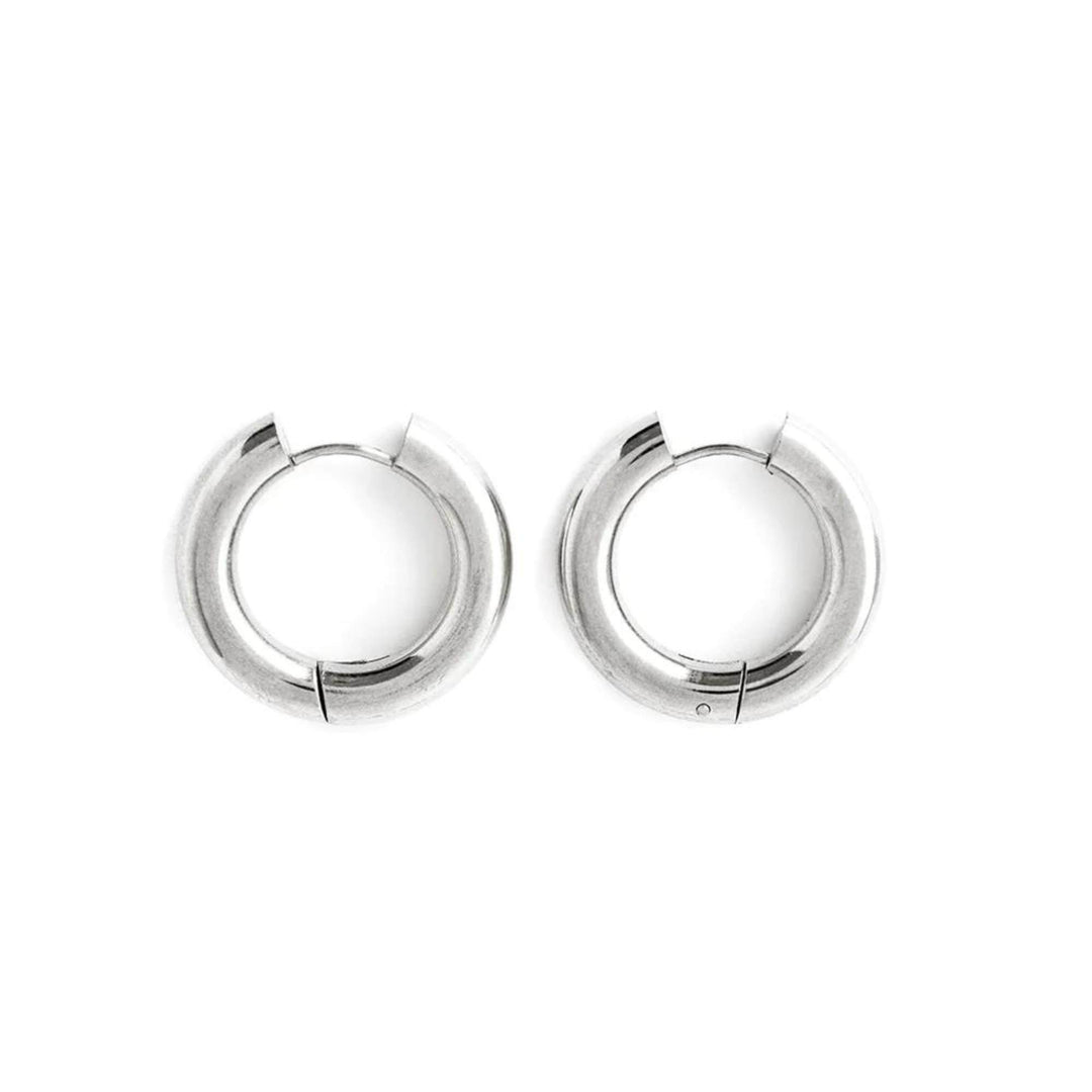 Boucles d'oreilles en anneaux hugo par welldunn argentéesvues de côté