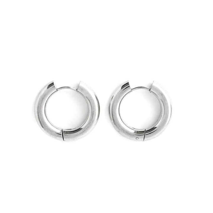 Boucles d'oreilles en anneaux hugo par welldunn argentéesvues de côté