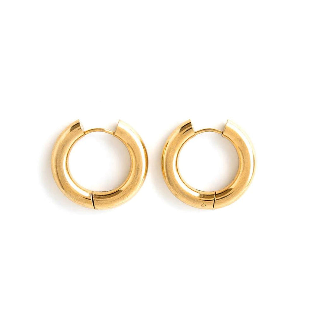 Boucles d'oreilles en anneaux hugo par welldunn dorées vues de côté