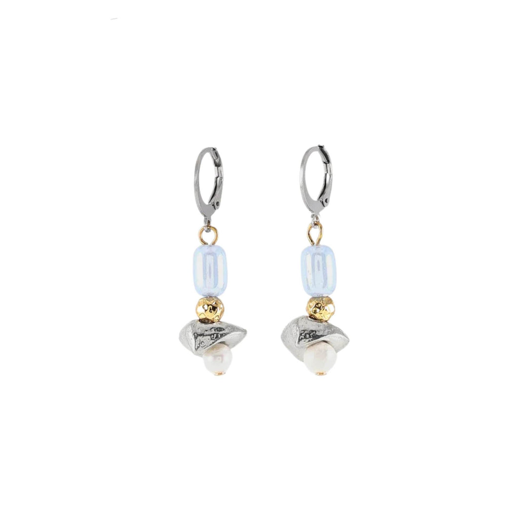 Boucles d'oreilles pendantes argentées et dorées avec perle bleue au centre par Anne-Marie Chagnon