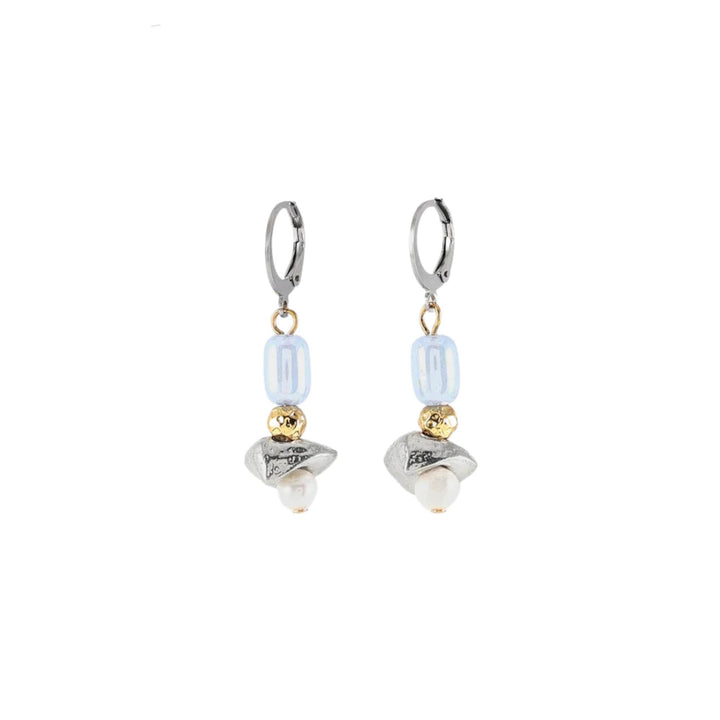 Boucles d'oreilles pendantes argentées et dorées avec perle bleue au centre par Anne-Marie Chagnon