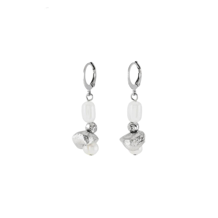 Boucles d'oreilles pendantes argentées  avec perle blanche au centre par Anne-Marie Chagnon