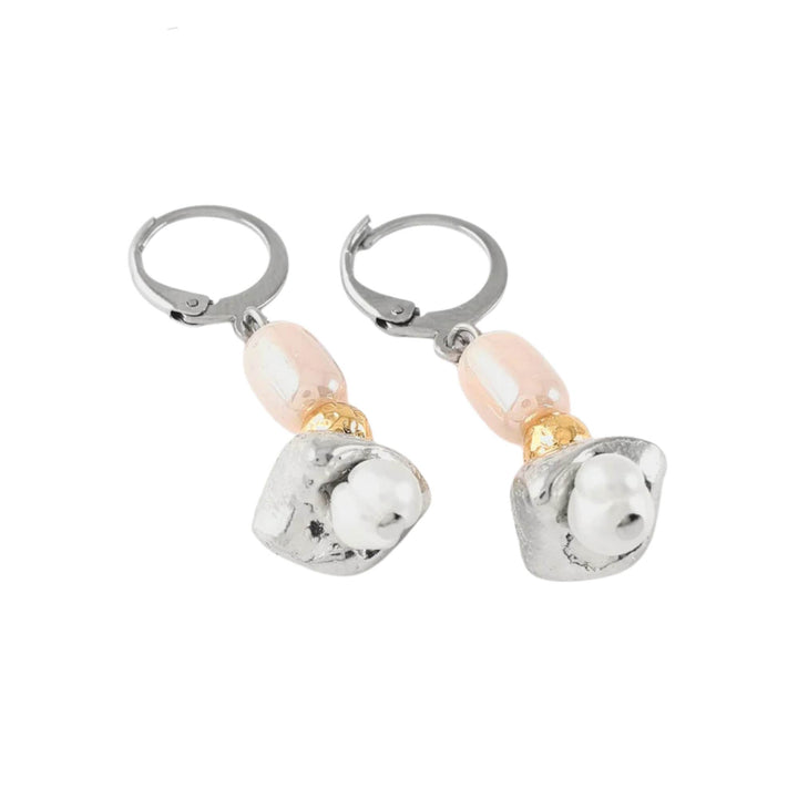 Boucles d'oreilles pendantes argentées  avec perle rose au centre par Anne-Marie Chagnon vues de près