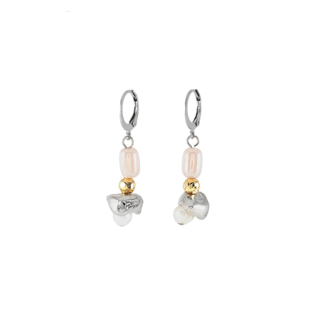 Boucles d'oreilles pendantes argentées  avec perle rose au centre par Anne-Marie Chagnon