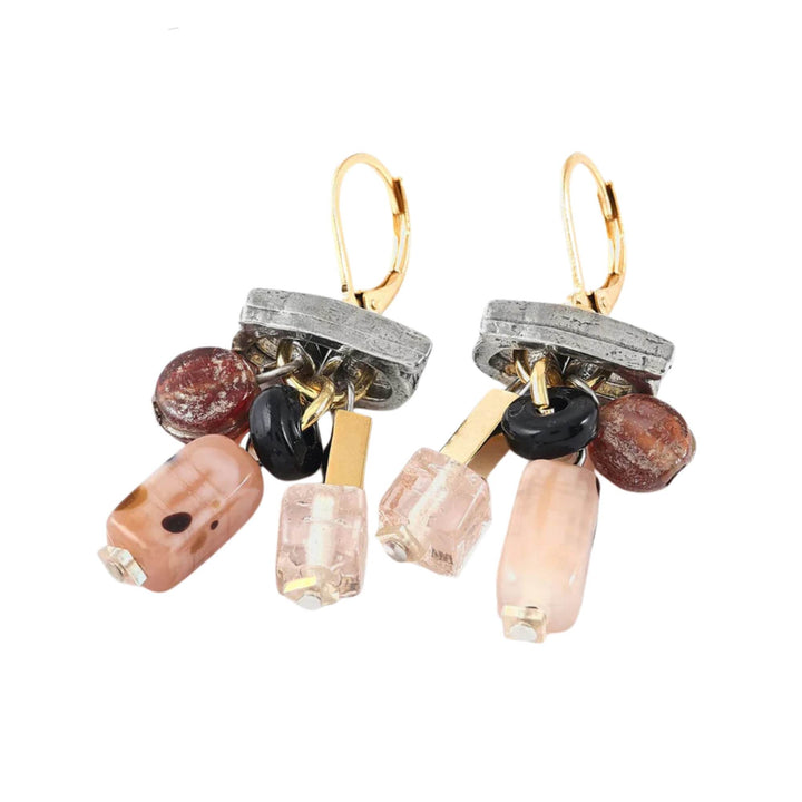 Boucles d'oreilles avec billes roses et noires suspendues par Anne-Marie Chagnon vues de près