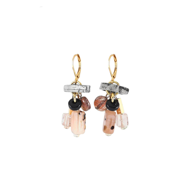 Boucles d'oreilles avec billes roses et noires suspendues et morceau d'étain brut par Anne-Marie Chagnon