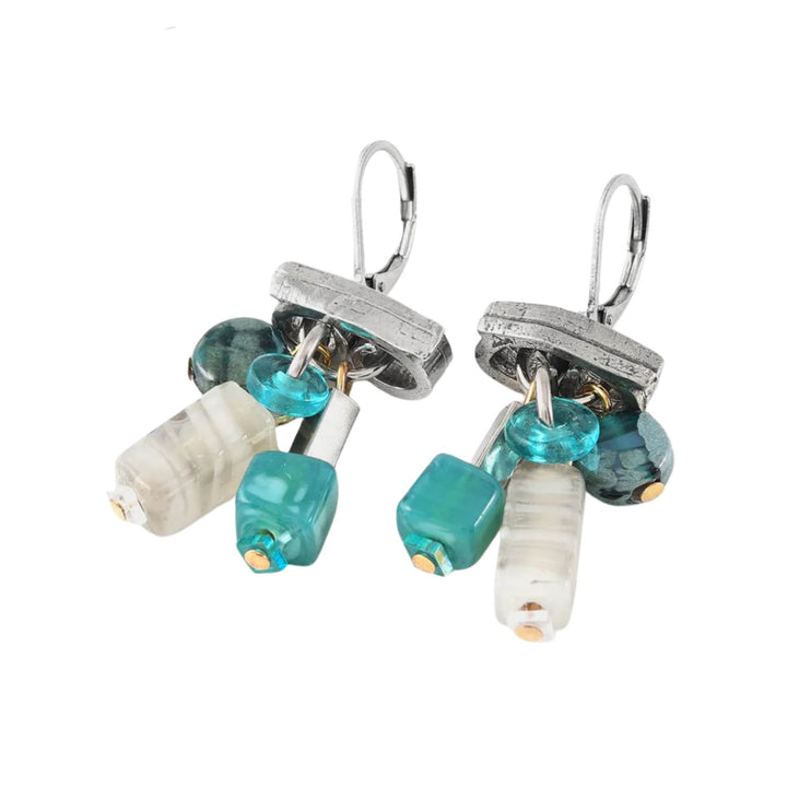 Boucles d'oreilles avec billes turquoises et blanches suspendues par Anne-Marie Chagnon vues de près